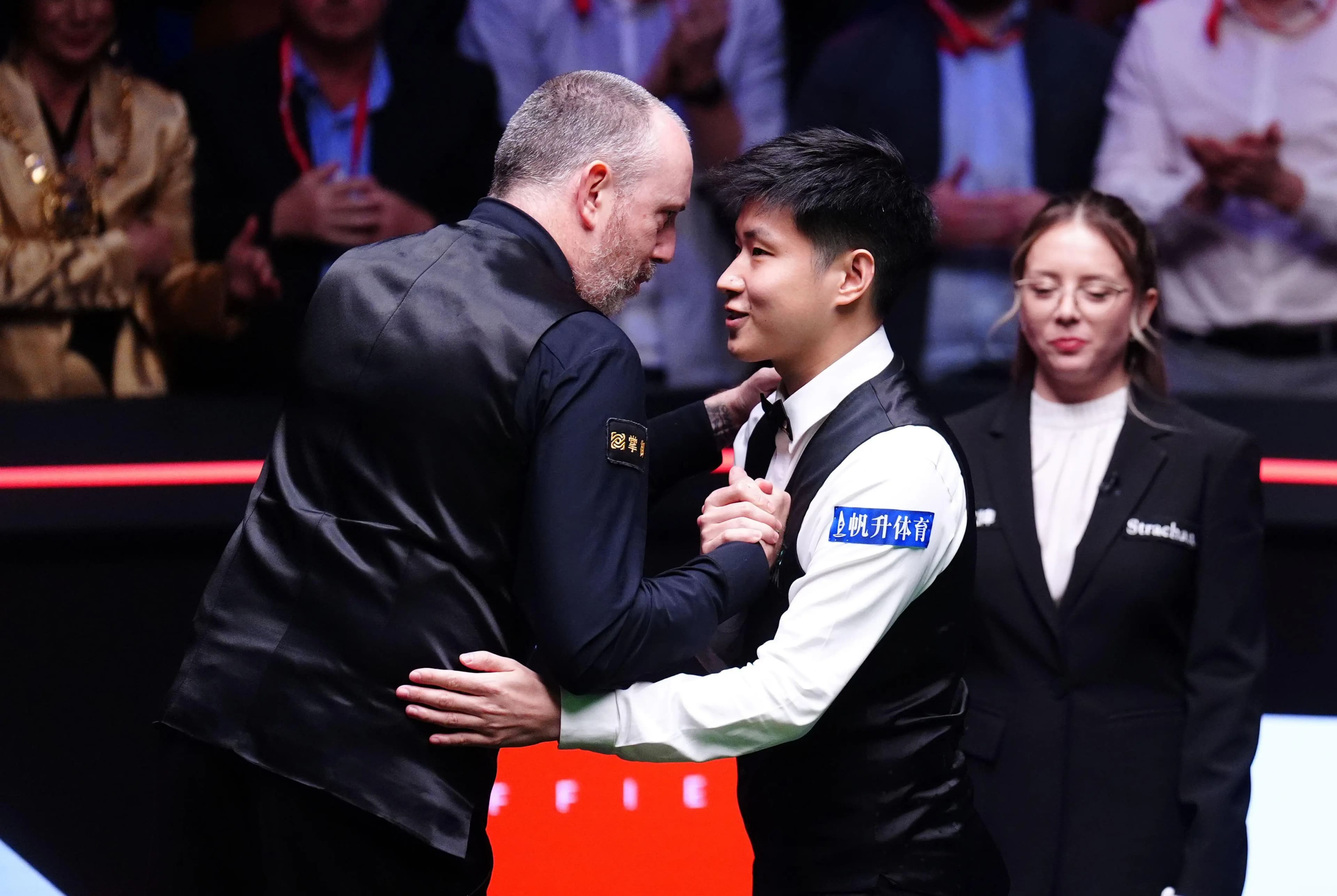 Mark Williams (left) congratulates Zhao Xintong. Pic: Alamy